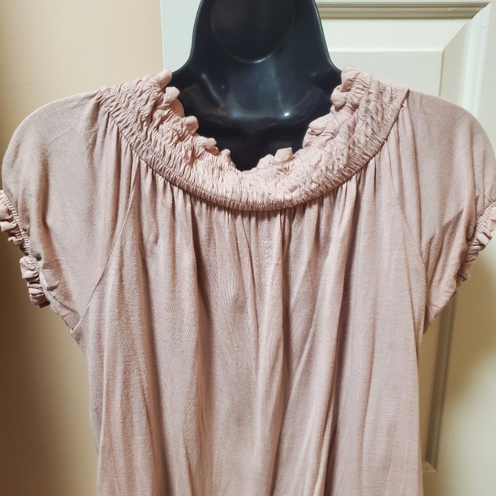 New York & Company Keyhole Top - Picture 11 of 13